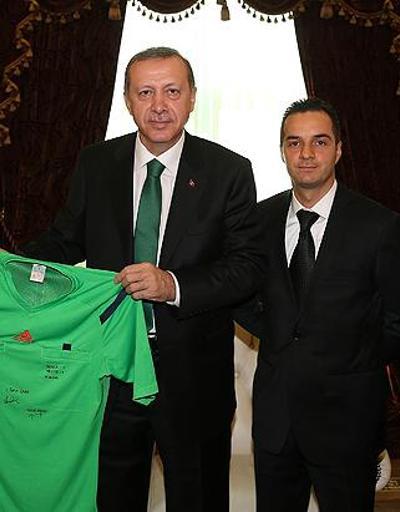 Cüneyt Çakır formasını Başbakan Erdoğana hediye etti