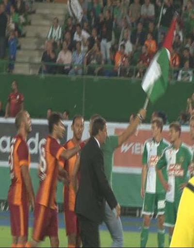 GS-Rapid Wien maçında sahada Filistin bayraklı protesto
