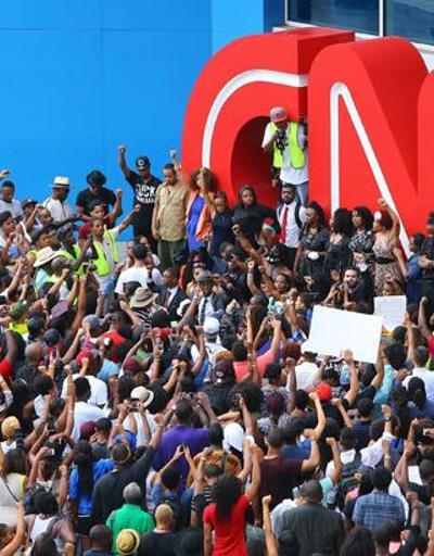 Siyah gencin öldürülmesi... CNN önünde protesto