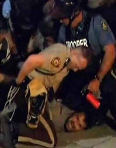 ABD polisi Fergusondaki AA muhabirini ölüm tehdidiyle gözaltına aldı