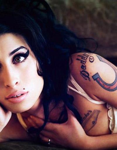 Uyuşturucudan değil baba sevgisi eksikliğinden ayakta duramayan kadın: Amy Winehouse