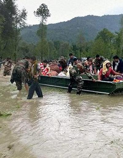 Hindistan ve Pakistanı muson vurdu: 210 ölü