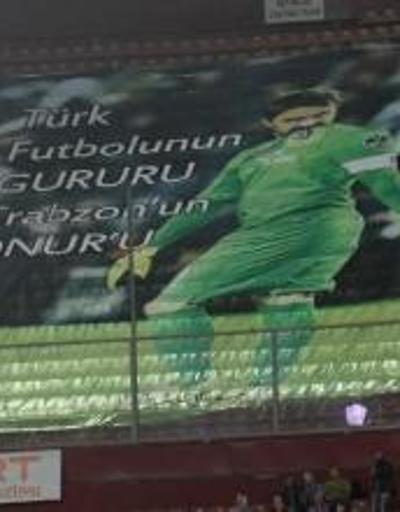 Trabzonspor kalecisi Onura pankartlı taraftar desteği