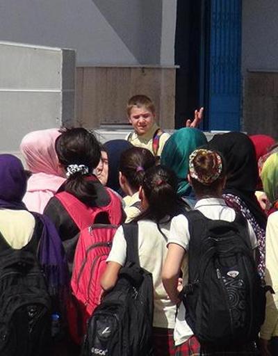 Konyada orta okul öğrencileri, başörtüsüyle derse girdi