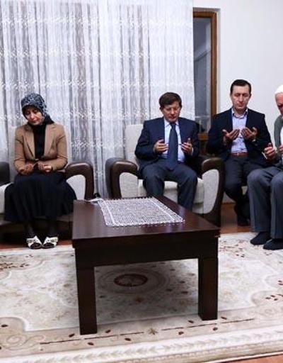 Başbakan Davutoğlundan şehitlerin ailesine taziye ziyareti