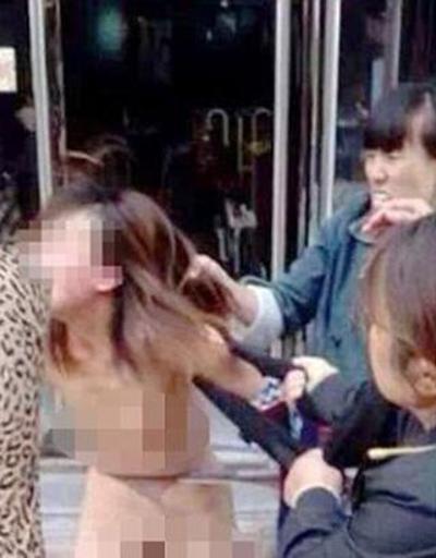 4 kadın tarafından sokak ortasında çırılçıplak soyulup dövüldü
