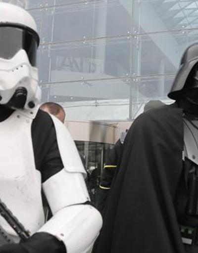 Milletvekili adayı oy kullanmaya Darth Vader kostümüyle geldi