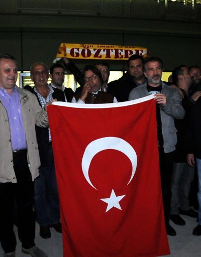 Yüzlerce taraftar Göztepeyi İstiklal Marşı ile karşıladı