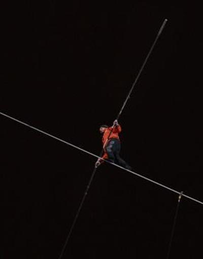 Nik Wallenda 152 metre yüksekte gözü bağlı yürüyerek rekor kırdı