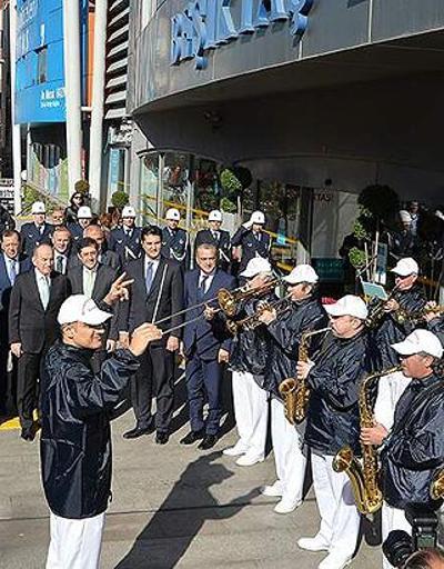Beşiktaş Belediye Başkanı Murat Hazinedar, Kadir Topbaşı bandoyla karşıladı
