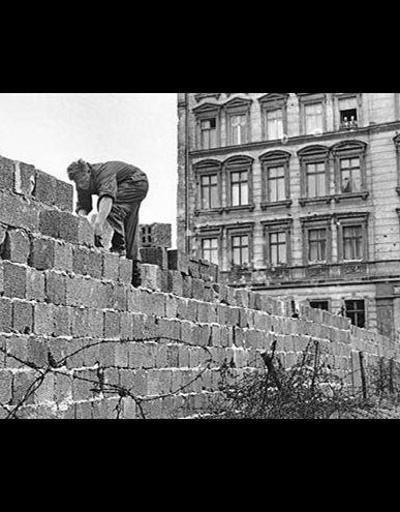 Googledan Berlin Duvarının yıkılışı için video doodle