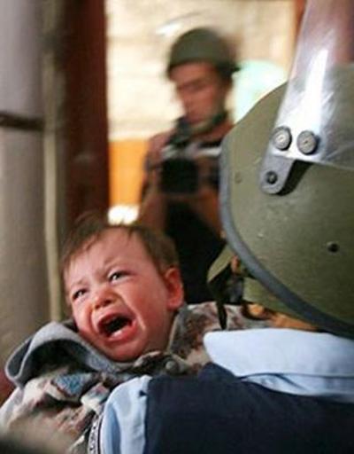 İsrail polisi iki yaşındaki Filistinliyi tutuklamak istedi