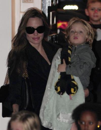 Angelina Jolie siyah renge takıntılı