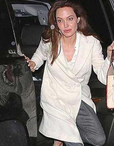 Angelina Jolie ucuz atlattı