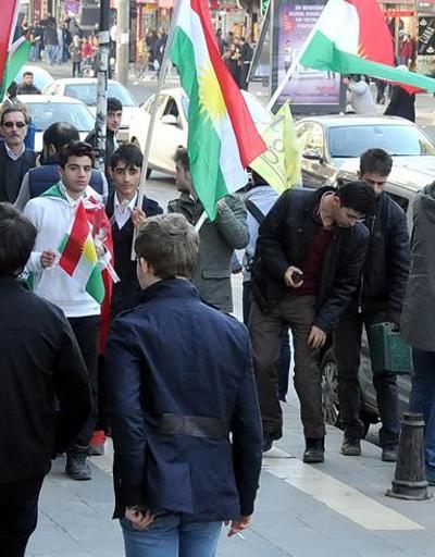 Diyarbakırda Kürdistan bayrağı dağıttılar
