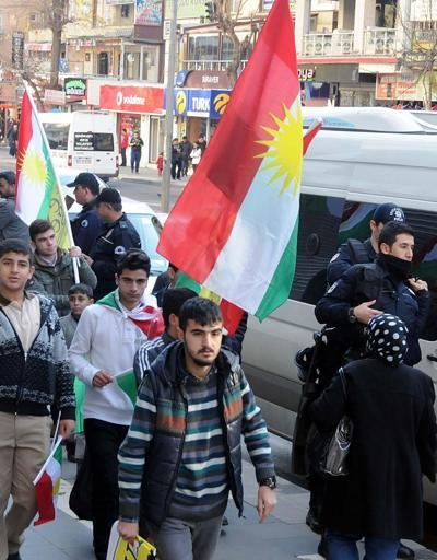 Diyarbakırda Kürdistan bayrağı dağıttılar
