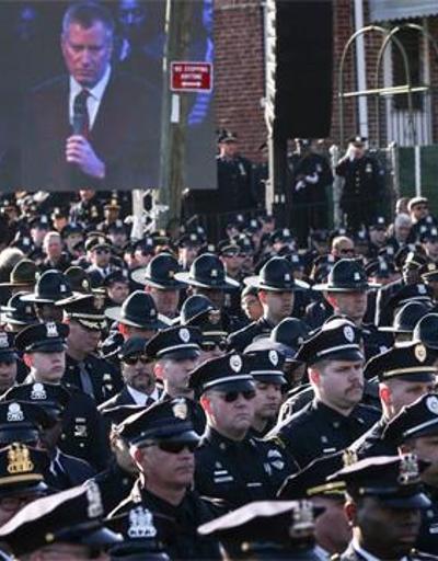 ABD: Öldürülen polisin cenazesine binlerce kişi katıldı