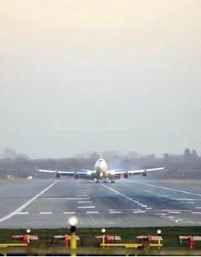 Londrada dev yolcu uçağı Gatwick Havaalanına acil iniş yaptı