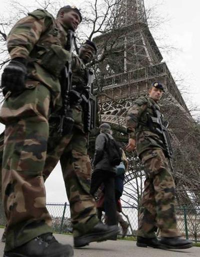 Paris sokaklarında askeri birlikler görevlendirildi
