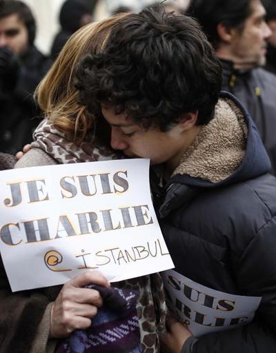 Fransız Konsolosluğu önünde Charlie Hebdo protestosu
