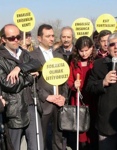 Engellilerden Büyükşehir Belediyesi önünde protesto