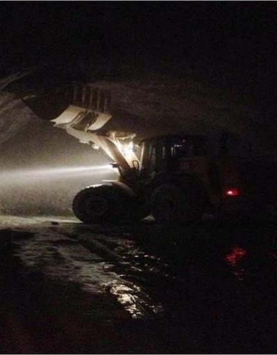 Türkiyenin en uzun çift tüplü tüneli Ovitte yol yarılandı
