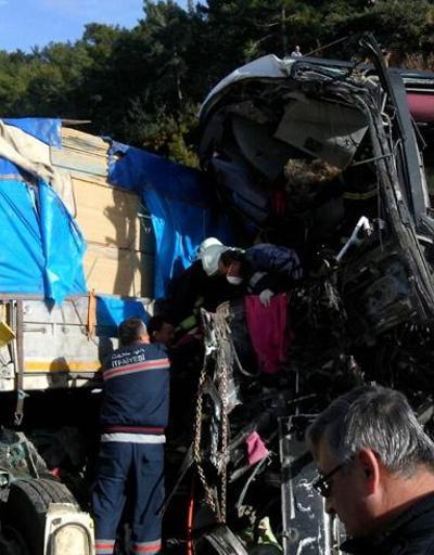 Mevsimlik işçileri taşıyan otobüs TIRla çarpıştı: 4 ölü
