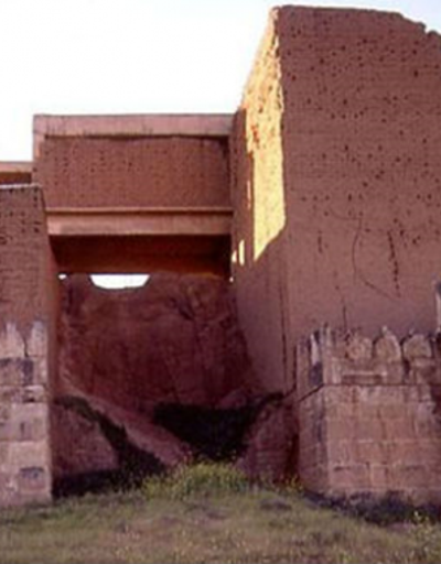 IŞİD tarihi bombaladı: 2700 yıllık Ninova Duvarına bombalı saldırı