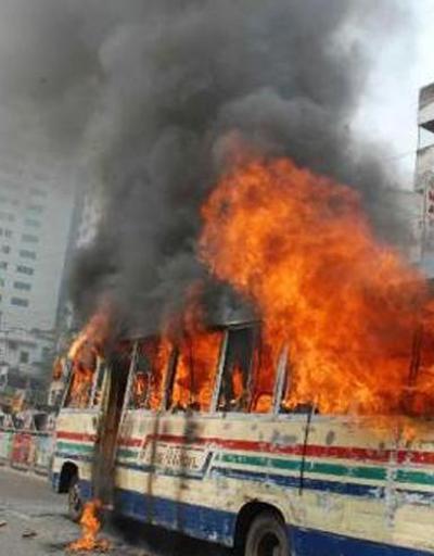 Bangladeşte otobüs ateşe verildi