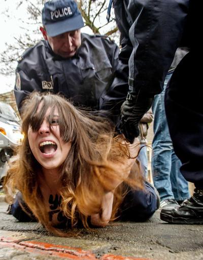 FEMEN üyelerinden Dominique Strauss Kahna protesto