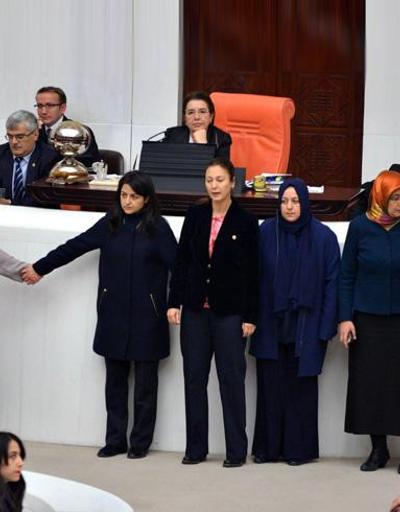 AK Partili kadın milletvekilleri divan önünde el ele tutuştular