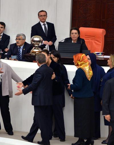 AK Partili kadın milletvekilleri divan önünde el ele tutuştular
