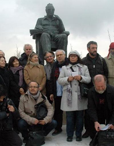 Ünlü sanatçılar Yaşar Kemal heykeline yürüdüler