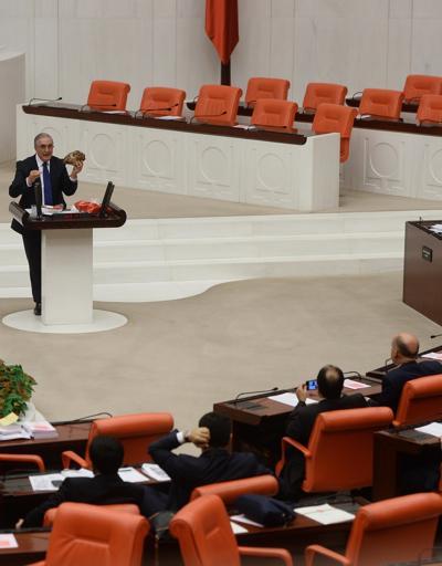 CHPli Ensar Öğüt Meclis kürsüsüne pişmiş kelle ile çıktı