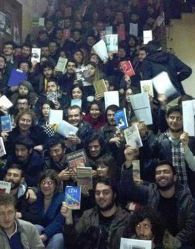 İstanbul Üniversitesinde öğrencilerden Raşit Tükel eylemi