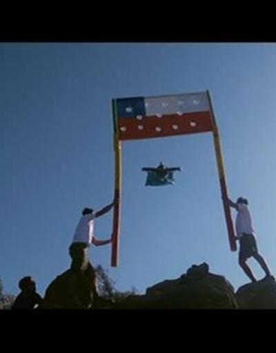 1500 metreden atlayarak iki kişinin tuttuğu bayrağın içinden geçti