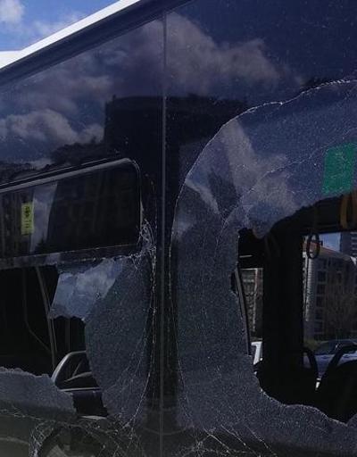 Metrobüsün tekerleği E-5e fırladı: 4 araç hasar gördü