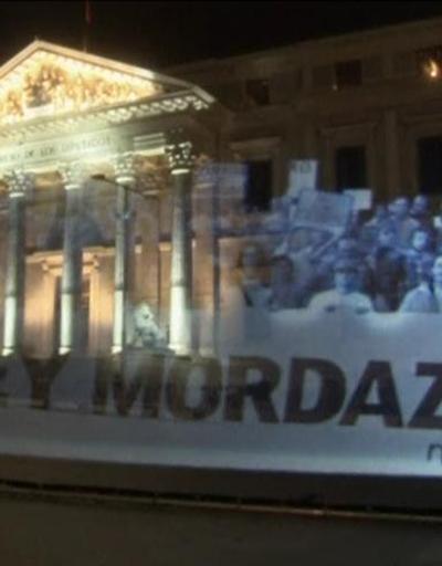 İspanyada eylemciler izinsiz gösteri yasağını deldi