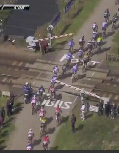 Paris-Roubaix bisiklet yarışında skandal görüntü