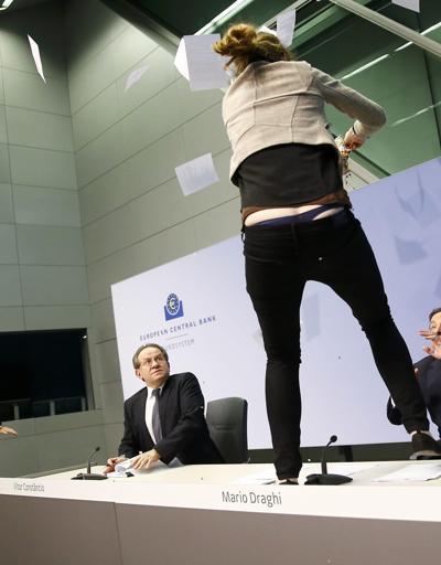 Mario Draghiye konfetili protesto
