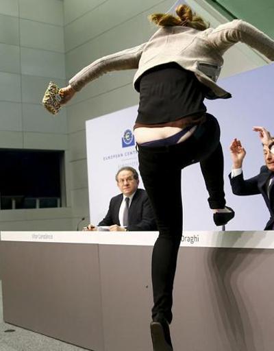 Mario Draghinin masasına çıktım, iç çamaşırımı konuşuyorlar
