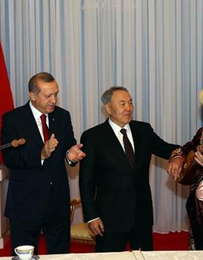 Cumhurbaşkanı Erdoğan, Dombraya alkışla tempo tuttu