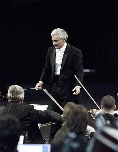 Gürer Aykal yönetiminde İstanbul Devlet Senfoni Orkestrası konseri