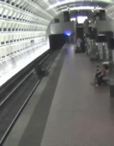 Tekerlekli sandalyeyle metro raylarına düştü