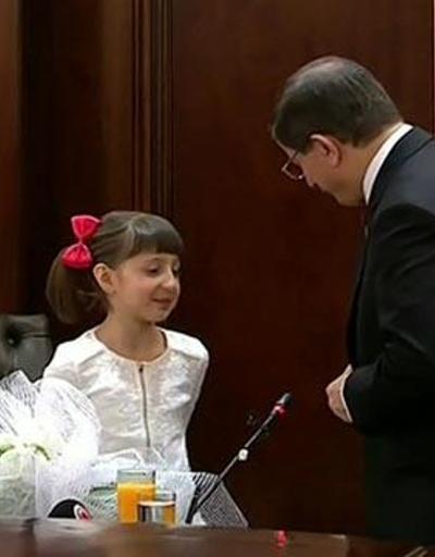 Başbakan Davutoğlu koltuğunu Pelinsuya devretti
