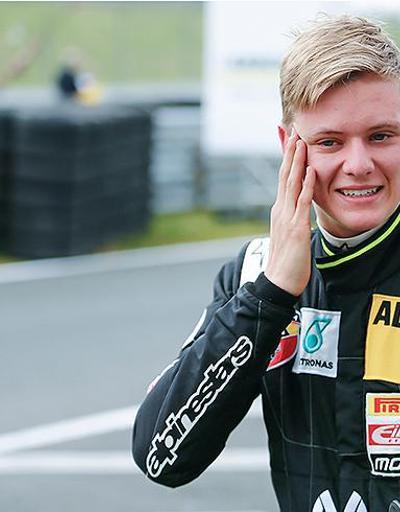 Schumacherin oğlu ilk yarışını kazandı