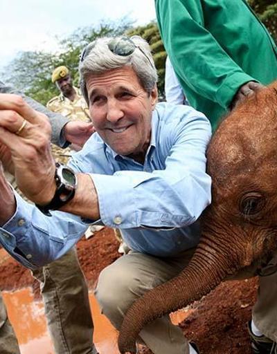 John Kerry yavru fil ile selfie çekti