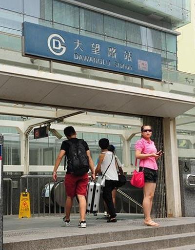 Çinde metroda tuhaf elbise giyilmemesi uyarısı