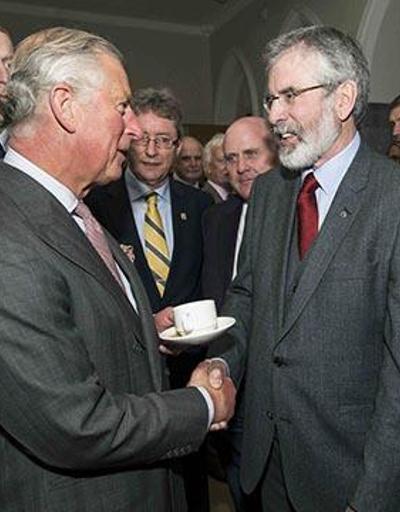 Prens Charles, Gerry Adams ile el sıkıştı