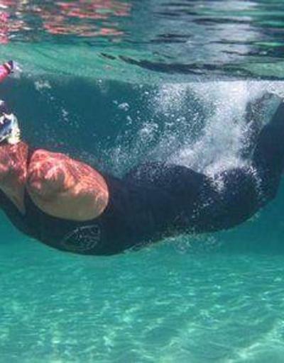 Kolları olmayan yüzücü 19 kilometrelik mesafeyi 5 saatte yüzdü